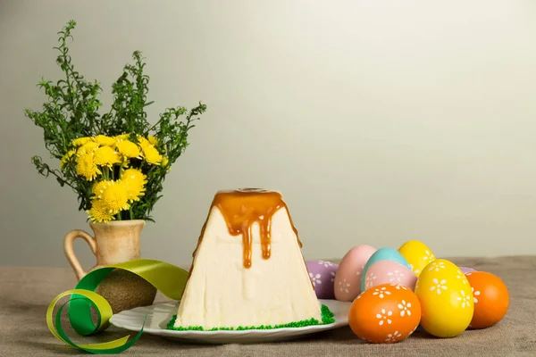 Traditional Easter curds dessert, easter eggs, flowers and ribbo — Stock Photo, Image