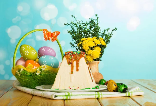 Traditional Easter cheesecake dessert, Easter eggs in basket, fl — Stock Photo, Image