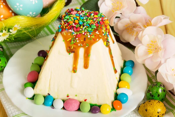 Easter cheesecake dessert, candy, Easter eggs, towel and flowers — Stock Photo, Image