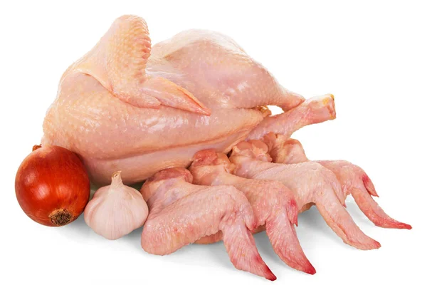 Целая туша сырой курицы, крылья, лук и чеснок изолированы . — стоковое фото