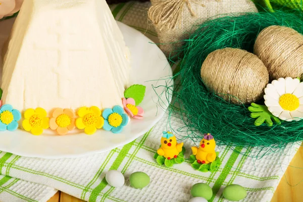 Osterkäse-Dessert, Ostereier, Hase, Spielzeug-Hühner und Käse — Stockfoto