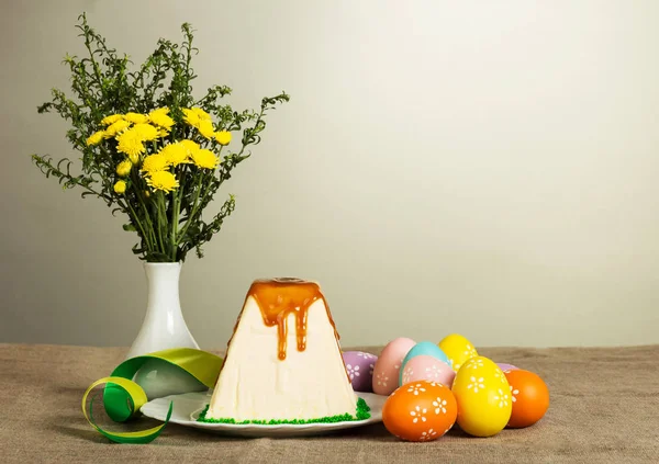 Traditional Easter curds dessert, colored eggs, flowers and ribb — Stock Photo, Image