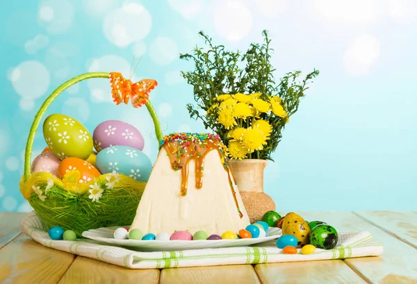 Traditional Easter cheesecake dessert, Easter eggs in basket, fl — ストック写真
