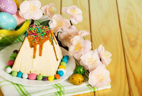 Traditional Easter cheesecake dessert, Easter eggs, flowers and — Stock Photo, Image