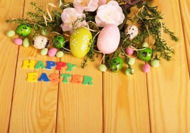 Renkli yumurtalar, çiçekler, şekerler, kelimeler Işık tahtasında mutlu Paskalyalar.