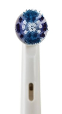 Üst kısmı elektrikli diş fırçası, beyaza izole edilmiş. Yakın plan.