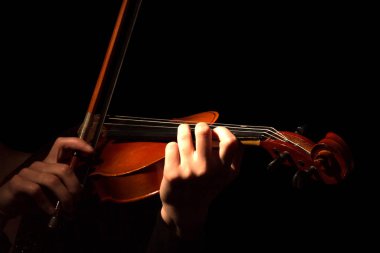 Siyah üzerine izole edilmiş keman çalan kadının elleri