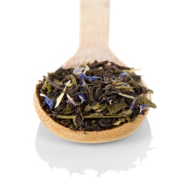 Tahta kaşıkta yaprak çayını mısır çiçeği yapraklarıyla karıştır.