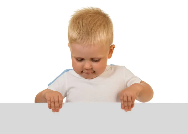 Ein kleiner Junge hält mit zwei Händen leeres Banner isoliert auf weiß — Stockfoto