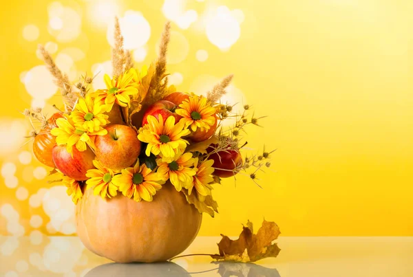 Original Bouquet von Äpfeln, Blumen und Ähren im Kürbis, auf leuchtendem Gelb — Stockfoto