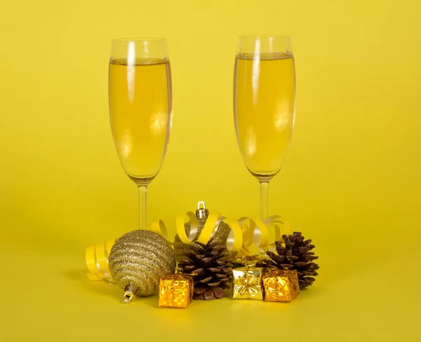 シャンパンの眼鏡、クリスマスの装飾、小さな贈り物 — ストック写真