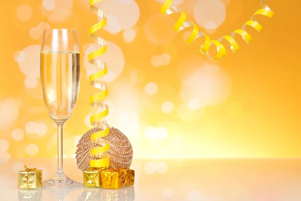 Bicchiere di champagne, giocattoli di Capodanno e serpentino, piccolo — Foto Stock