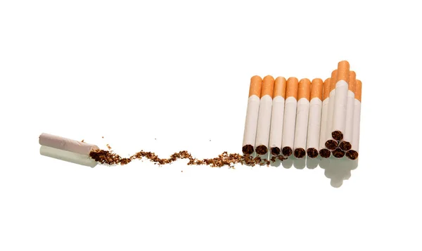 Куча сигарет, следующий крошенный табак, изолированный на белом — стоковое фото