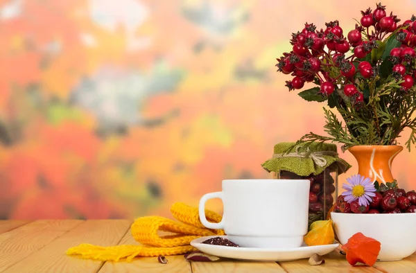 Sonbahar hediyeleri, sıcak çay tedavisi için bir sürü gül kalçası. — Stok fotoğraf