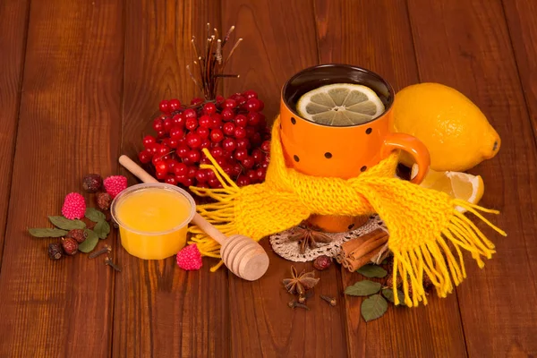 Tazza di tè, avvolto caldo con una sciarpa, limone, miele, spezie — Foto Stock