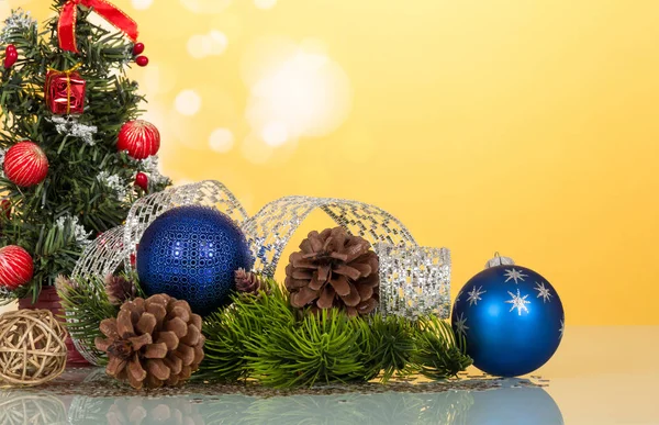 Addobbi natalizi per albero di Natale, palline, coni, regali, o — Foto Stock