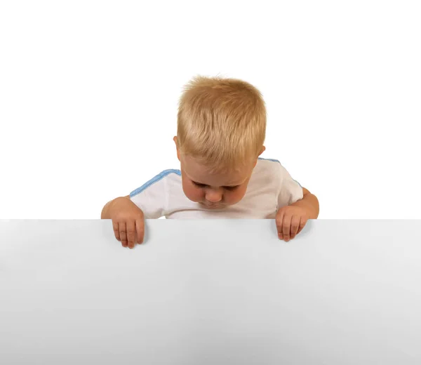 Kleine jongen op zoek naar grote lege banner, geïsoleerd op wit — Stockfoto
