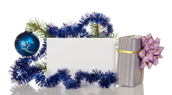 Regalo en caja a rayas con lazo, rama navideña decorada con cuentas y oropel, postal vacía aislada en blanco — Foto de Stock