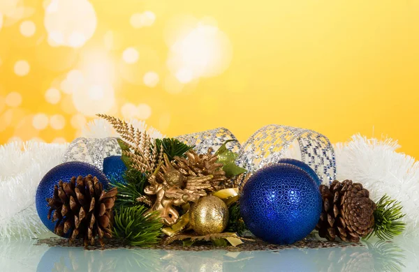 Weihnachtsbaumschmuck, Engelsfigur, Lametta, auf gelbem Hintergrund — Stockfoto