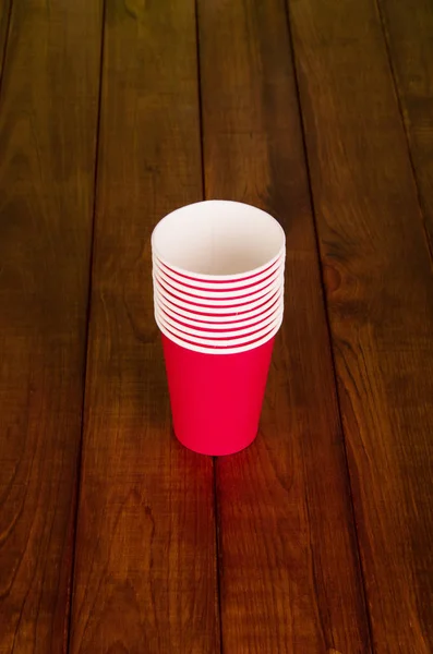 红色的一次性杯子，倒立在桌子的后面 — 图库照片