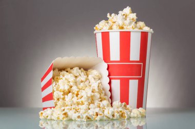 İki çizgili patlamış mısır ve gri üzerine patlamış mısır..