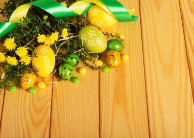 Paskalya yumurtaları, şekerler, çiçekler, otlar, kurdele solgunluğa karşı