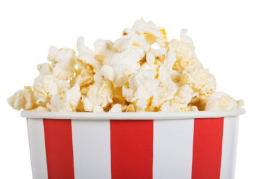 Kutuda tuzlu, lezzetli patlamış mısır, beyaz üzerine izole edilmiş..