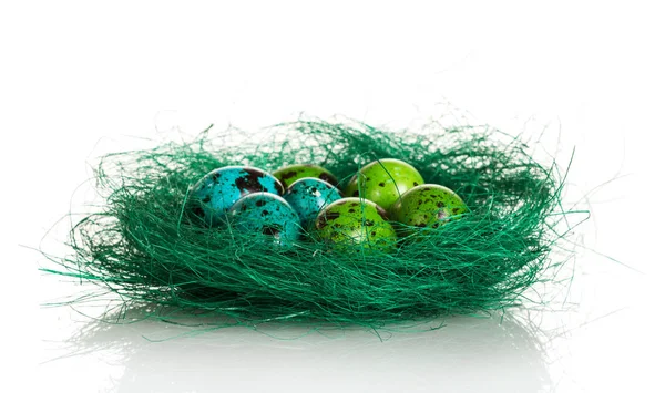 Uova di Pasqua colorate in nido isolato su sfondo bianco . — Foto Stock