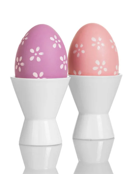 Barevné velikonoční vajíčka v pohárech izolovaných na bílém. — Stock fotografie