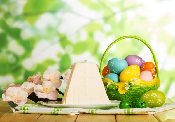 Traditional Easter cheese dessert, colored eggs in basket — Stock Photo, Image