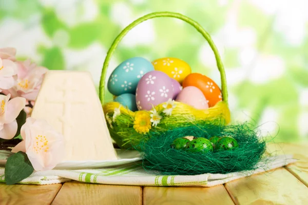 Uova di Pasqua colorate in cesto, nido, dessert al formaggio di Pasqua — Foto Stock