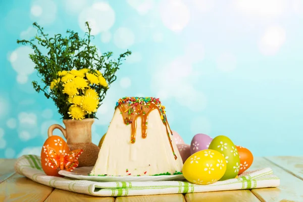 Easter curds dessert, colored eggs, flowers and butterflies — Stock Photo, Image