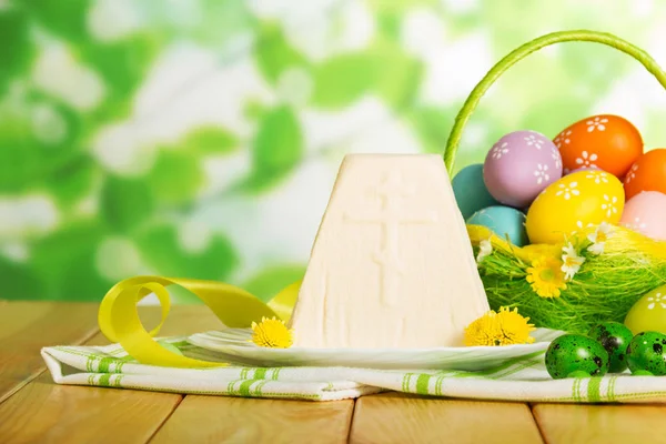 Colored Easter eggs in basket, traditional Easter cheese dessert — Stock Photo, Image