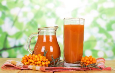 Bir bardak meyve suyu, böğürtlenli dal.