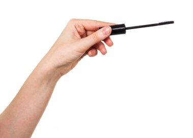 Kozmetik püskül boyama rimel kirpikleri kadın eli izole edilmiş.