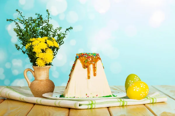 Traditional Easter curds dessert, colored Easter eggs, flowers — Stock Photo, Image