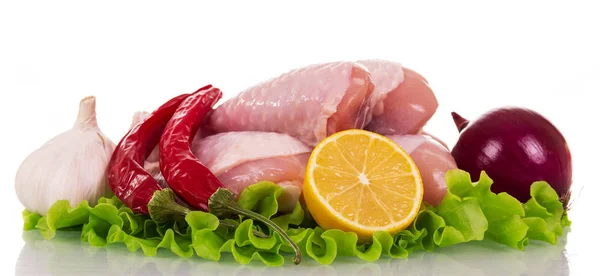 Gambe di pollo crude, cipolla, peperoncino, aglio, parte del limone — Foto Stock