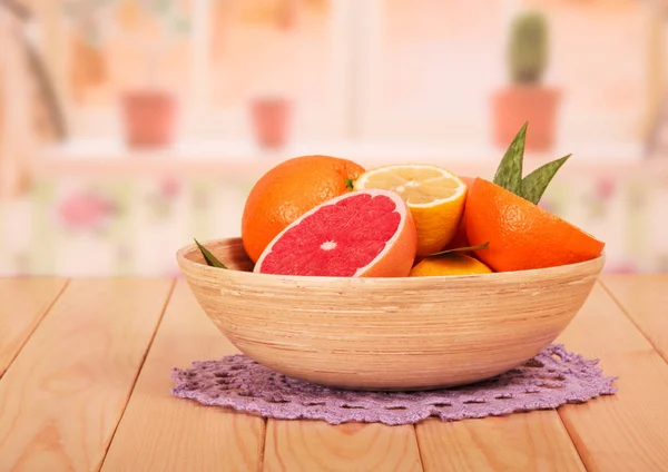 Toranjas, limões e laranjas inteiras e cortadas em fatias, com folhas — Fotografia de Stock