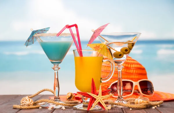 Cocktail, bicchiere di succo di frutta e alcol con olive, cappello, occhiali da sole — Foto Stock