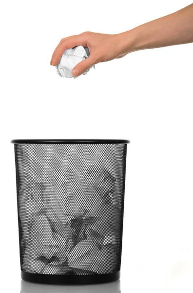 Un cesto di rifiuti di carta e mano femminile che tiene palla di accartocciato — Foto Stock