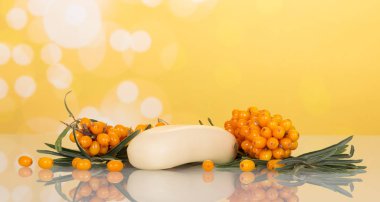 Deniz dikenli böğürtlen ve bir kalıp sabun. 