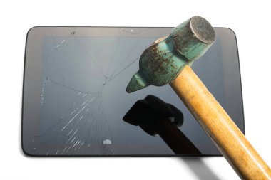 Tablet çekiçle vurulmuş. Beyazın üzerindeki sahte izolasyonu kırmak için. 