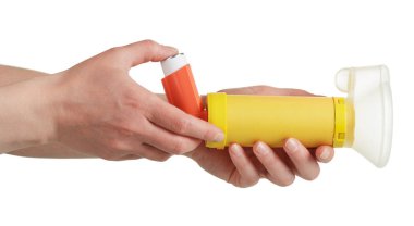 Kadınların elleri astım spreyini ve akrobasi odasını izole ediyor. 