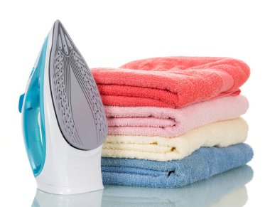 Buhar ütüsü ve pamuk havlular izole edildi.