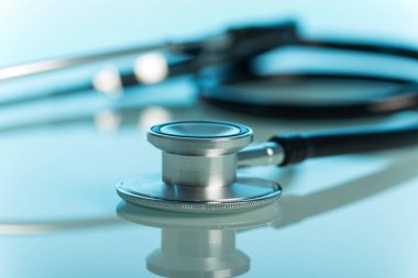 Mavi arka planda tıbbi steteskop..