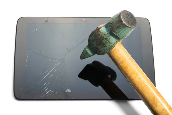 Tablet mit Hammer getroffen, um die Fälschung isoliert auf weiß zu brechen — Stockfoto