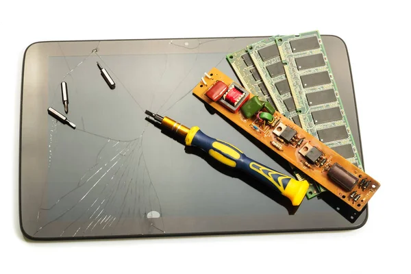 壊れたデジタルタブレット、ドライバとビット、回路基板 — ストック写真
