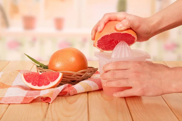 Kosár grapefruittal és egy darab következő, női kéz fogja — Stock Fotó