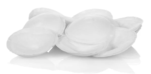 Una gran cantidad de almohadillas absorbentes para los senos están aislados en blanco . — Foto de Stock