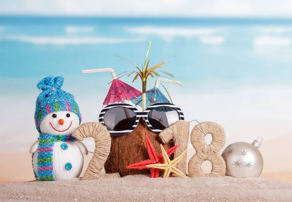 Новогодняя надпись 2018 года, кокос с соломинкой, снеговик — стоковое фото